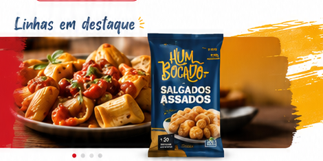 Embalagem de salgados assados Hum Bocado ao lado de prato de massa ao sugo